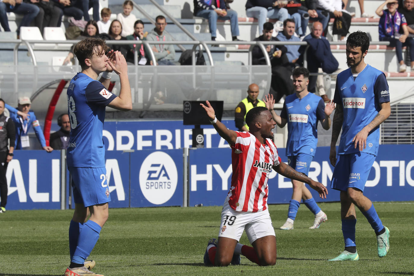 Las imágenes que deja el partido entre el Amorebieta y el Sporting de Gijón