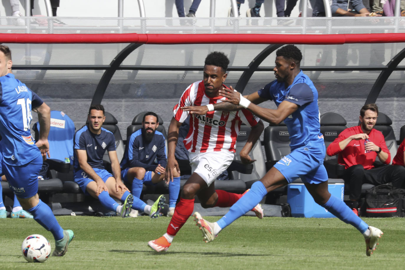 Las imágenes que deja el partido entre el Amorebieta y el Sporting de Gijón