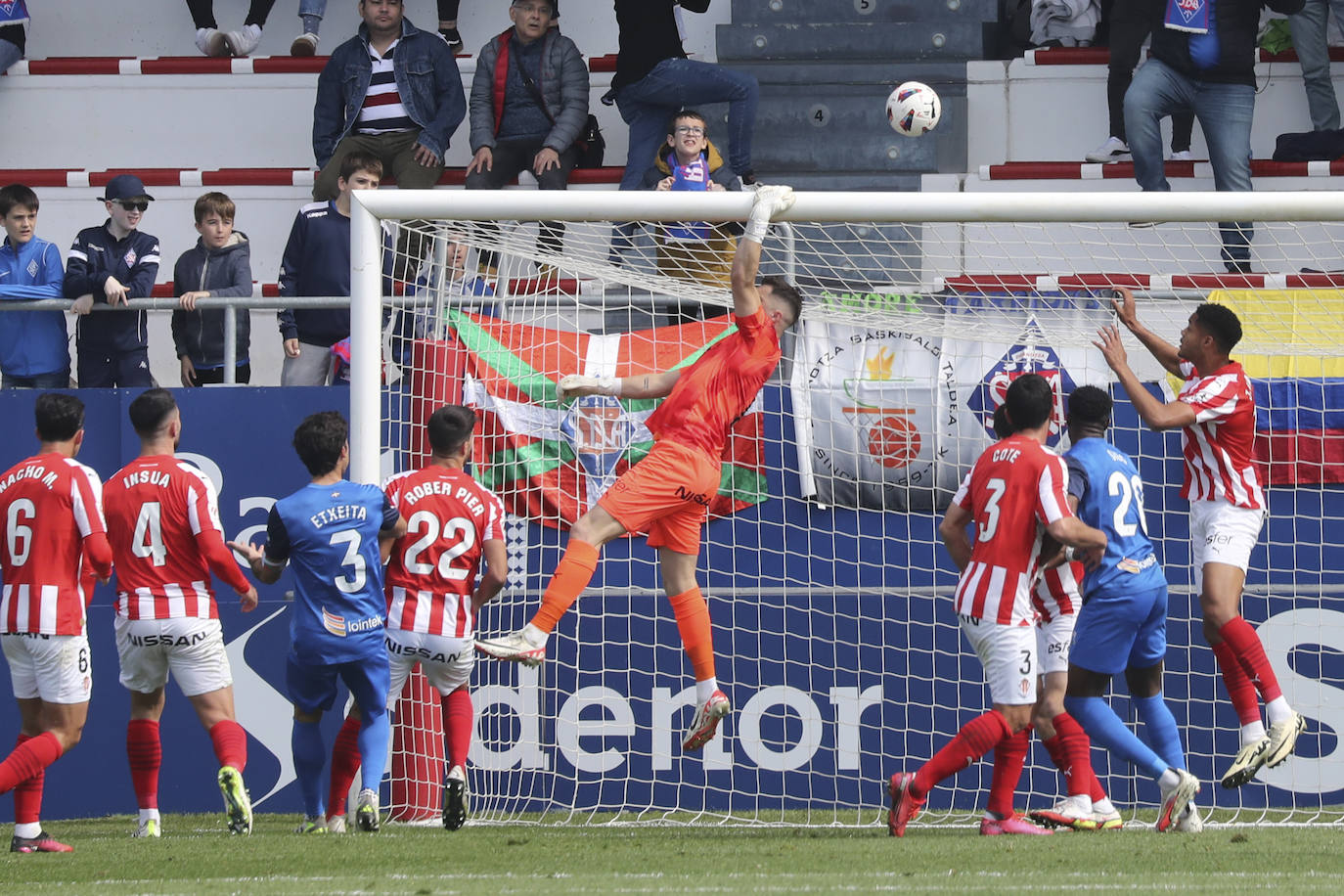 Las imágenes que deja el partido entre el Amorebieta y el Sporting de Gijón