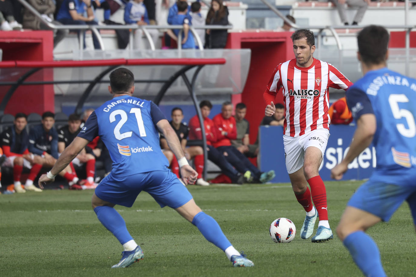 Las imágenes que deja el partido entre el Amorebieta y el Sporting de Gijón