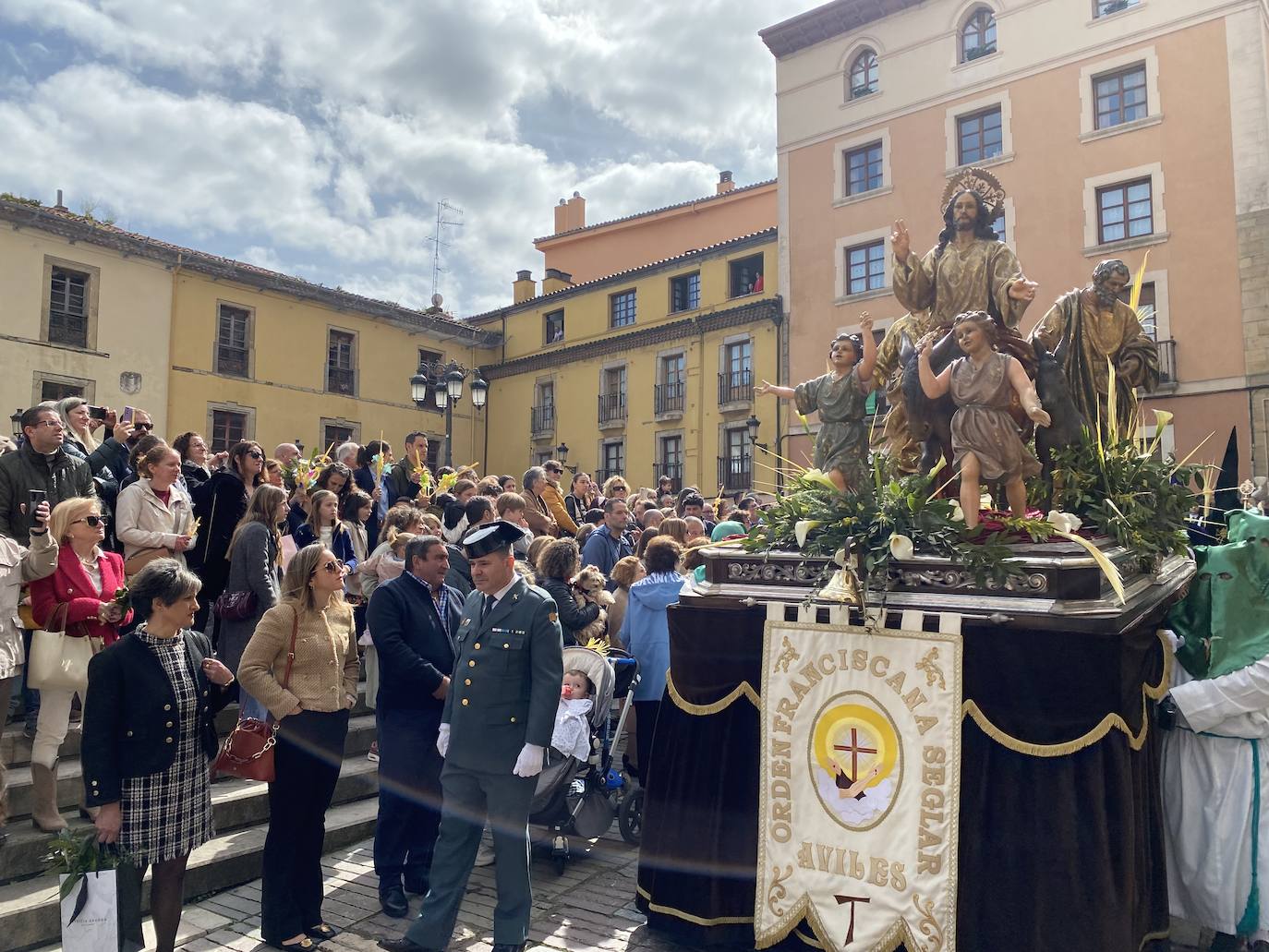 Asturias abre la Semana Santa con un multitudinario Domingo de Ramos