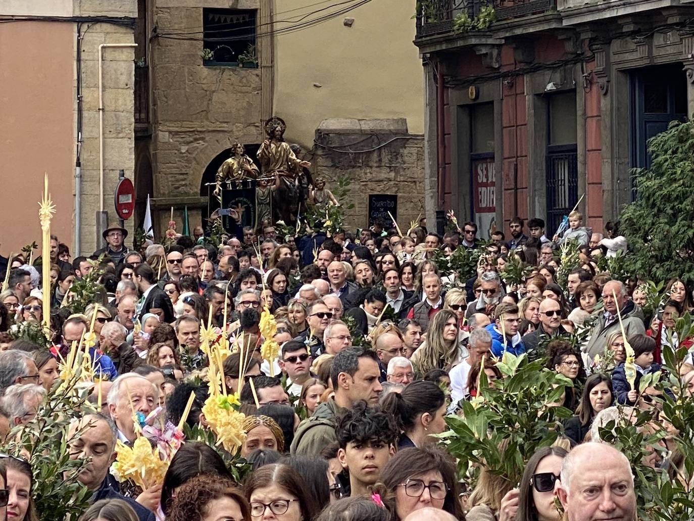 Asturias abre la Semana Santa con un multitudinario Domingo de Ramos