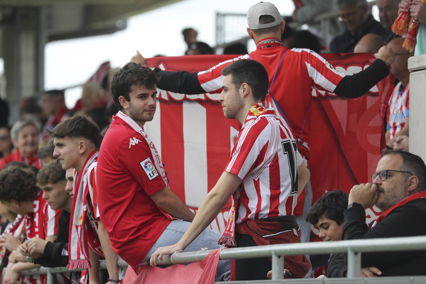 ¿Estuviste animando al Sporting ante el Amorebieta? ¡Búscate en las fotos!