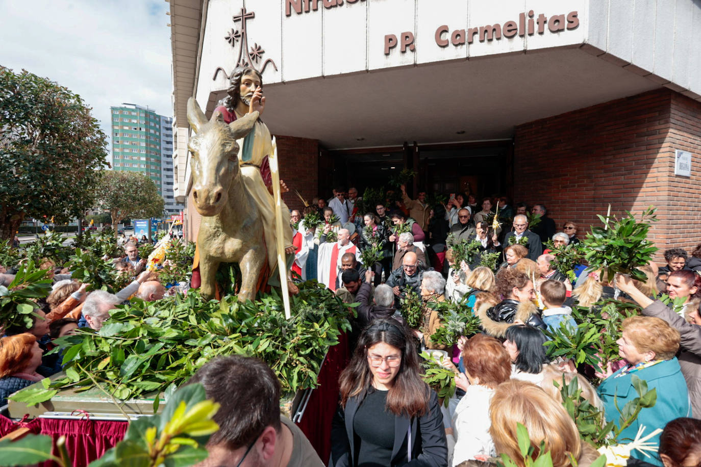 Asturias abre la Semana Santa con un multitudinario Domingo de Ramos