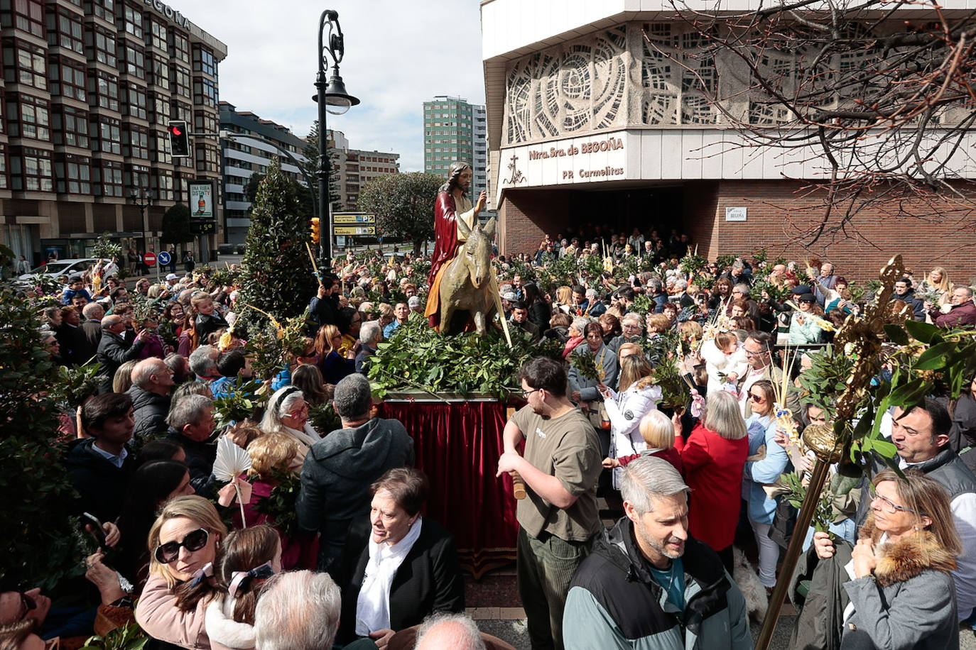 Asturias abre la Semana Santa con un multitudinario Domingo de Ramos