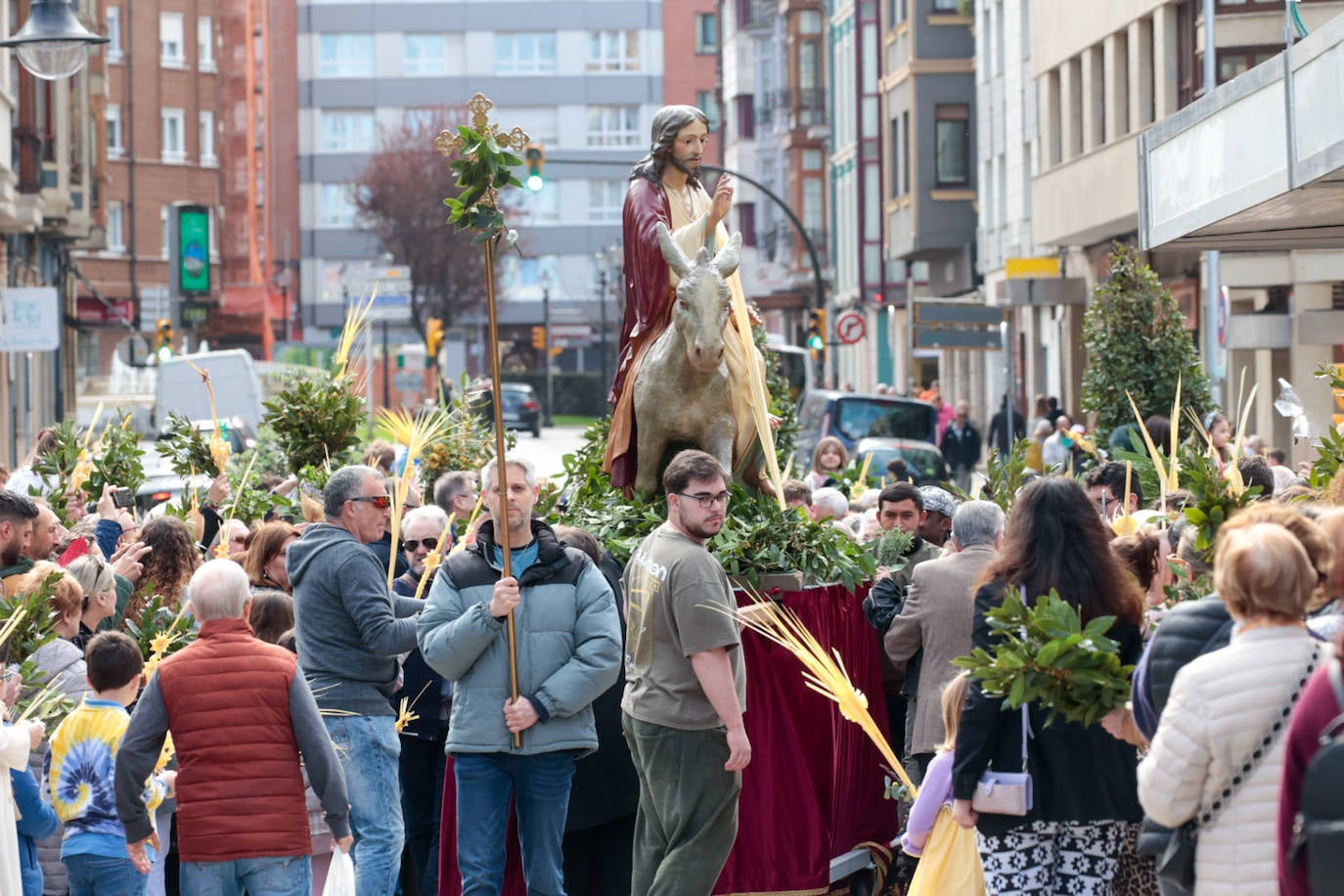 Asturias abre la Semana Santa con un multitudinario Domingo de Ramos