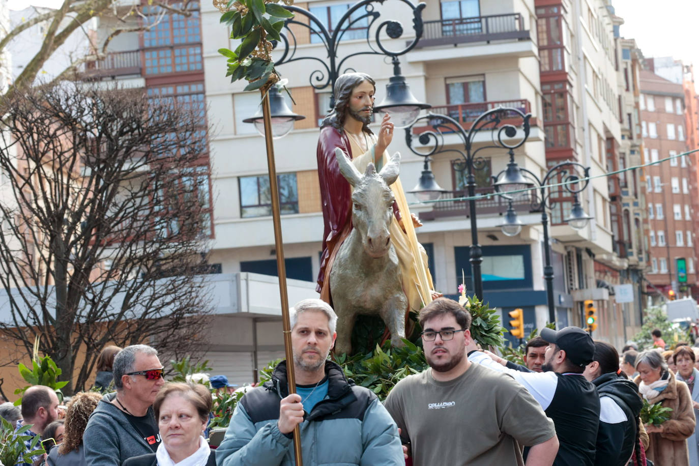 Asturias abre la Semana Santa con un multitudinario Domingo de Ramos