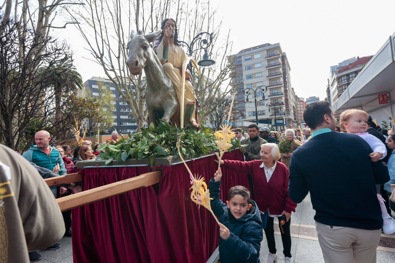 Asturias abre la Semana Santa con un multitudinario Domingo de Ramos