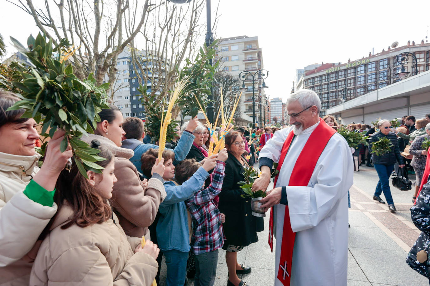 Asturias abre la Semana Santa con un multitudinario Domingo de Ramos