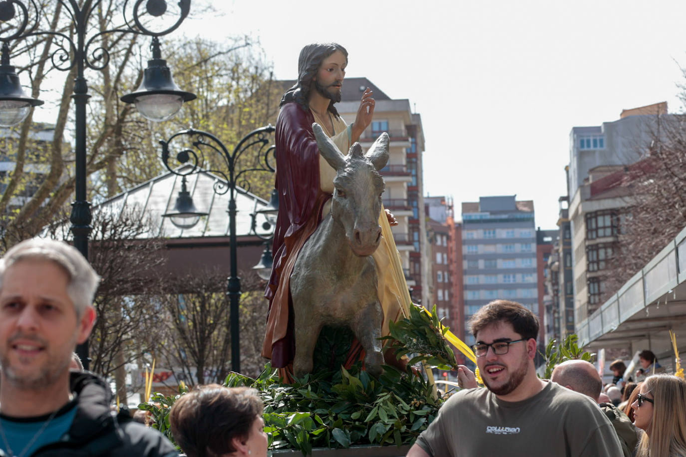 Asturias abre la Semana Santa con un multitudinario Domingo de Ramos