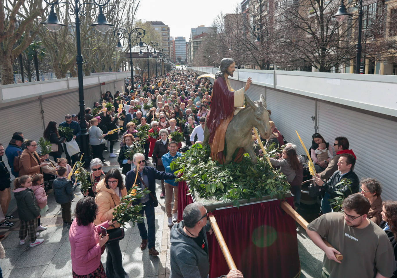 Asturias abre la Semana Santa con un multitudinario Domingo de Ramos