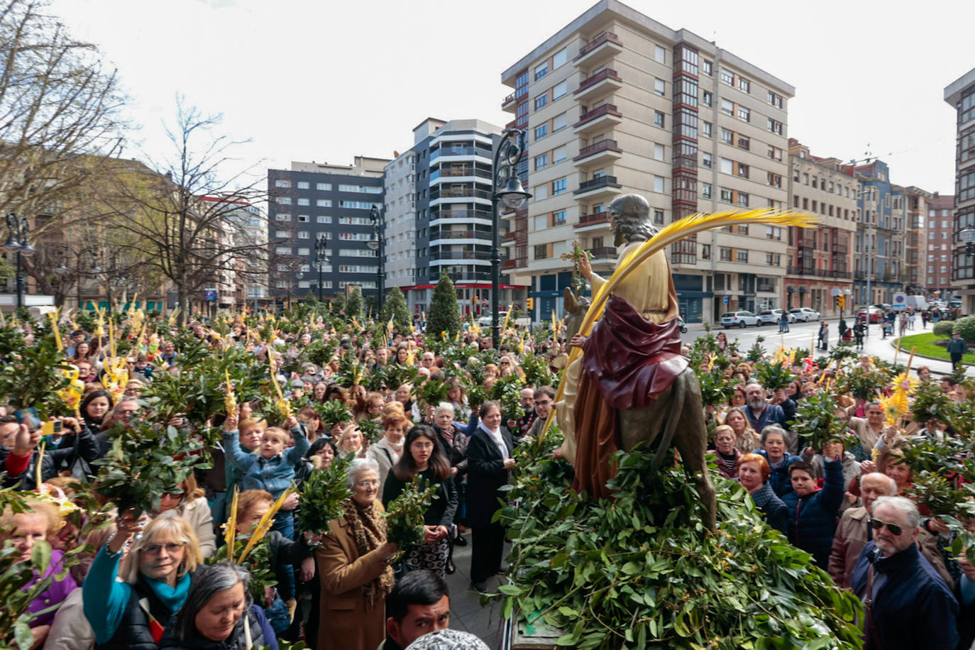 Asturias abre la Semana Santa con un multitudinario Domingo de Ramos