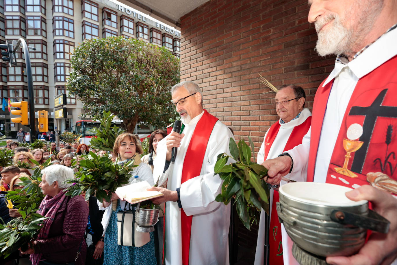 Asturias abre la Semana Santa con un multitudinario Domingo de Ramos