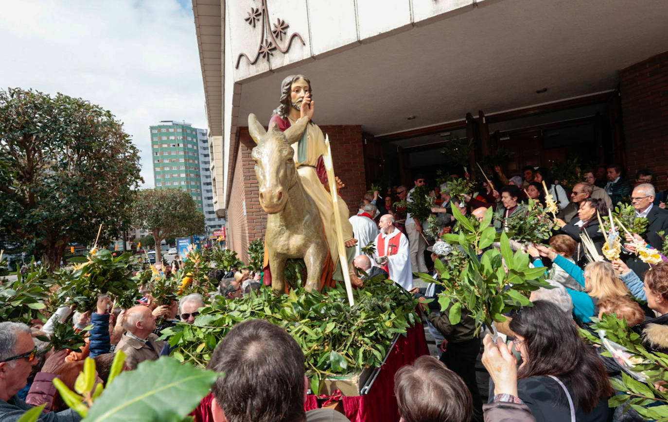 Asturias abre la Semana Santa con un multitudinario Domingo de Ramos