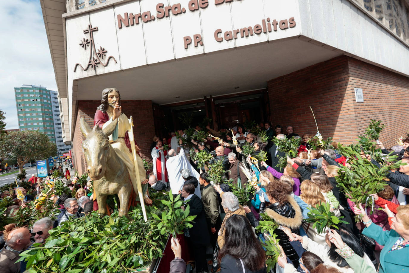 Asturias abre la Semana Santa con un multitudinario Domingo de Ramos