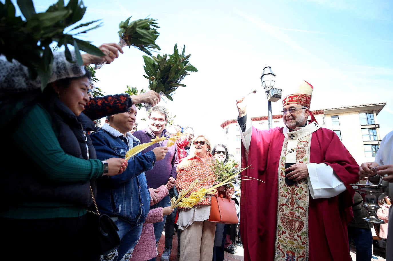 Asturias abre la Semana Santa con un multitudinario Domingo de Ramos