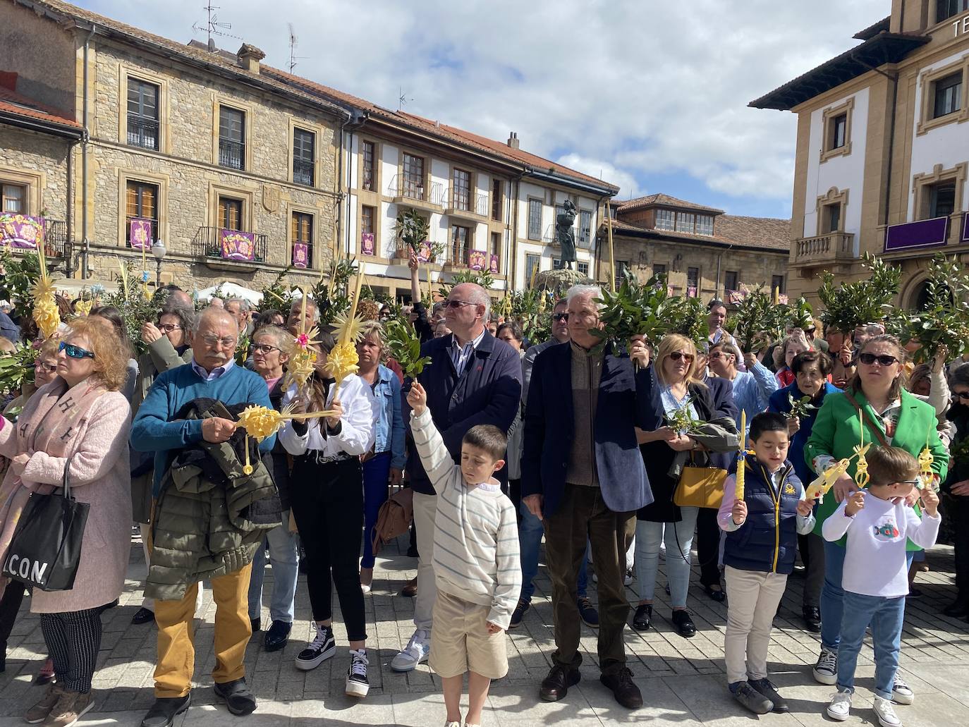 Cientos de personas rodearon la iglesia de Santa María de la Oliva de Villaviciosa y llenaron la plaza de Obdulio Fernández para recibir la bendición de sus ramos y palmas de la mano del párroco Gonzalo José Suárez. A continuación, sacaron el paso de La Borriquita en procesión al son del coro parroquial.