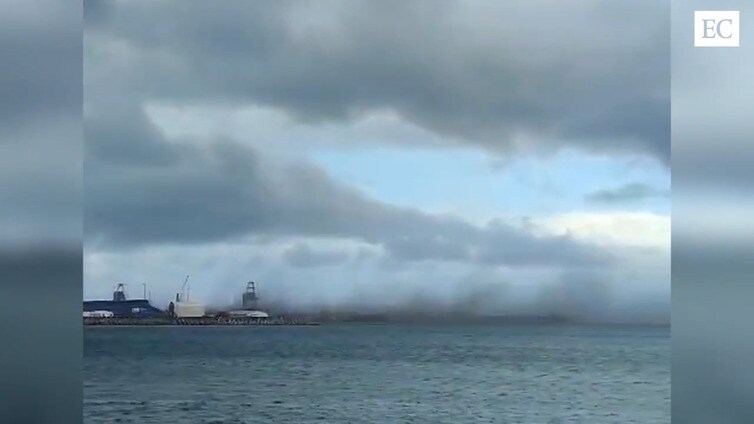 El temporal levanta una espectacular nube de carbón en El Musel