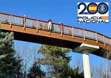 La Policía salva a un hombre que amenazaba con arrojarse desde un puente en Gijón