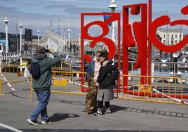 Gijón no desaprovecha la tregua del tiempo y sus turistas tampoco