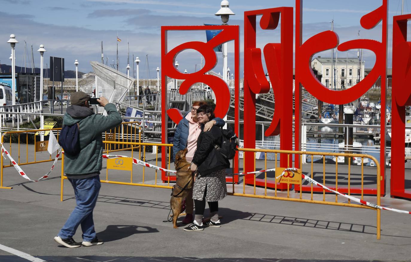 Gijón no desaprovecha la tregua del tiempo y sus turistas tampoco