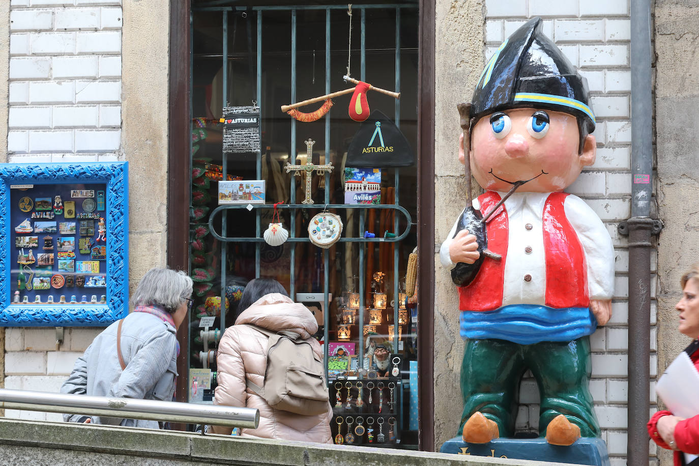 Los turistas disfrutan de Asturias pese al cambio en el tiempo para Semana Santa