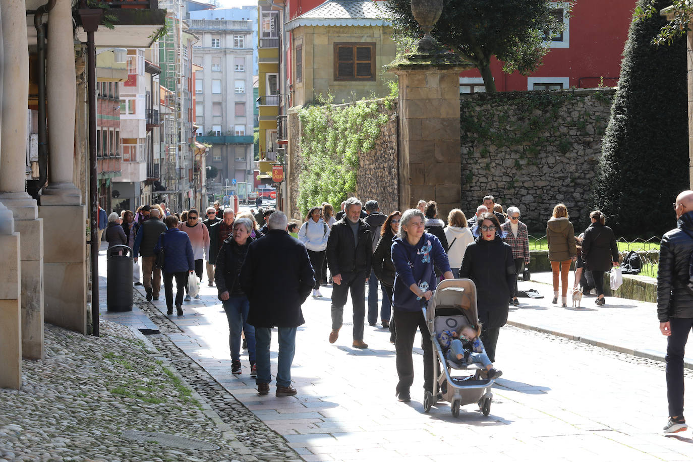 Los turistas disfrutan de Asturias pese al cambio en el tiempo para Semana Santa