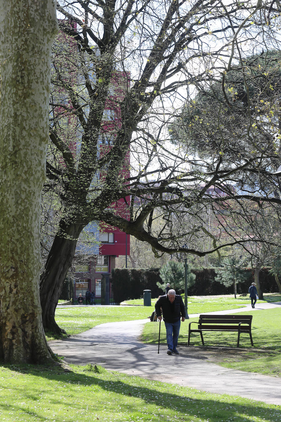 Los turistas disfrutan de Asturias pese al cambio en el tiempo para Semana Santa