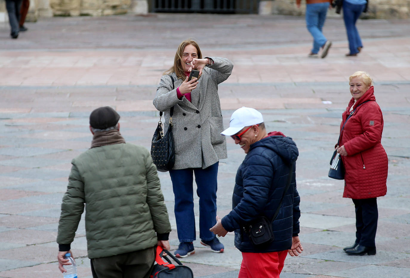 Los turistas disfrutan de Asturias pese al cambio en el tiempo para Semana Santa