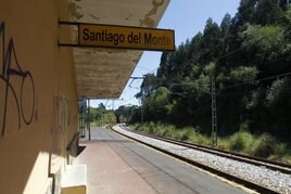 Apeadero de Santiago del Monte, uno de los que Asturias al Tren propone prescindir.