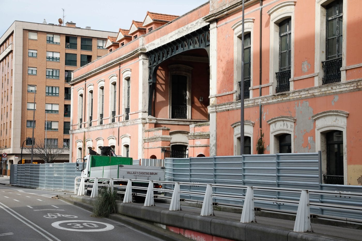 Vallas en torno al edificio Vicasa, que ha iniciado su rehabilitación como albergue de peregrinos.