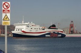 El 'Norman Voyager' hace su entrada en El Musel procedente de Nantes, cubriendo la autopista del mar.