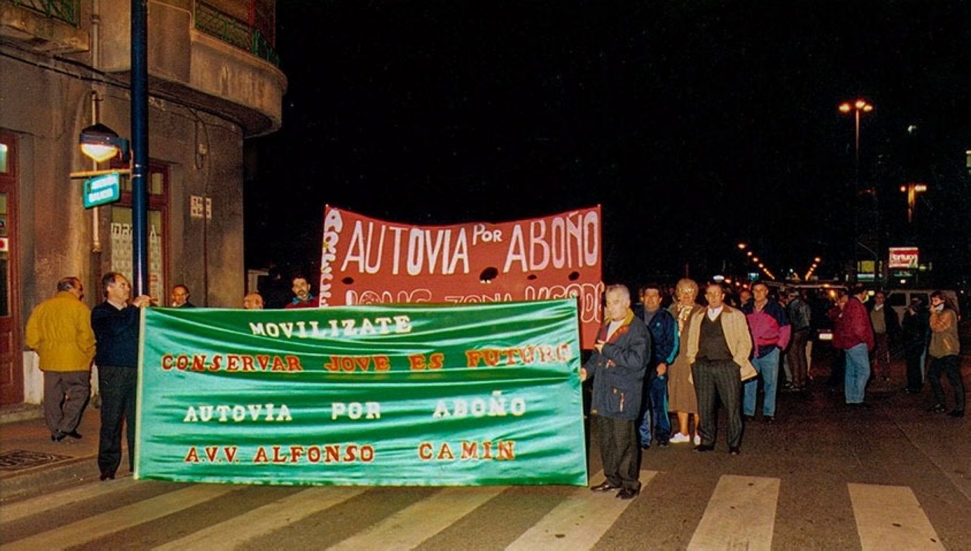 Manifestación en enero de 1996 reclamando que la autovía hacia El Musel discurriera por Aboño.