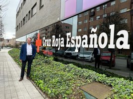 José Ramón González, junto a las oficinas de Cruz Roja de Gijón, en la avenida de Les Cigarreres.