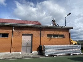 Las obras de la cubierta del polideportivo del colegio La Ería de Lugones ya están en marcha.