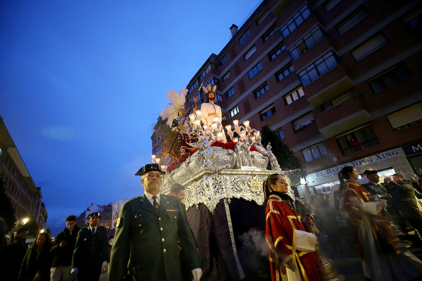 La procesión del Prendimiento vence al mal tiempo