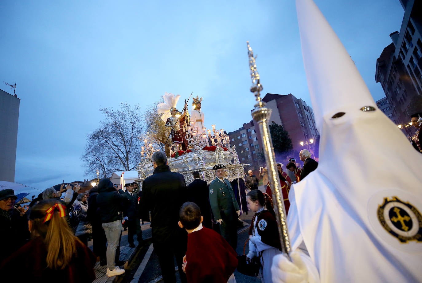 La procesión del Prendimiento vence al mal tiempo
