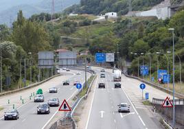 Tráfico intenso de entrada a Asturias en la autopista del Huerna a la altura de Campomanes.