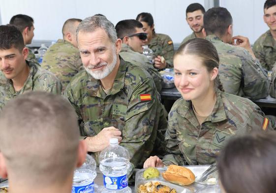 El Rey Felipe visitó por sorpresa a la Princesa Leonor en la Academia Militar de Zaragoza.