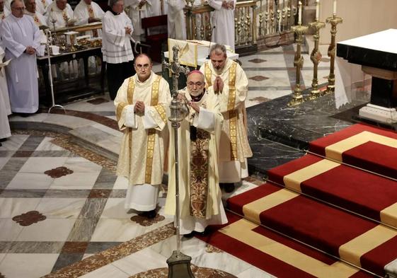 Sanz Montes oficia la bendición de los Santos Oleos y la renovación Sacerdotal del Martes Santo.