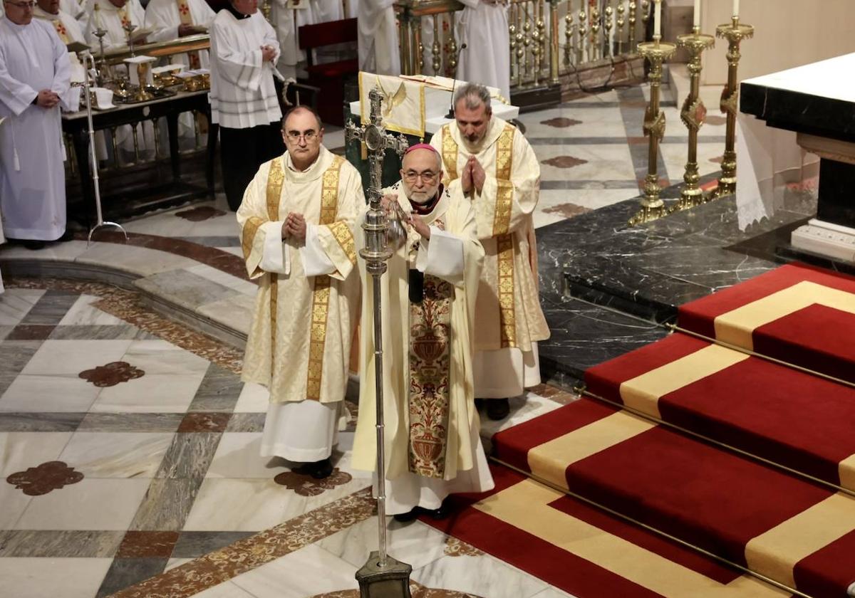 Sanz Montes oficia la bendición de los Santos Oleos y la renovación Sacerdotal del Martes Santo.