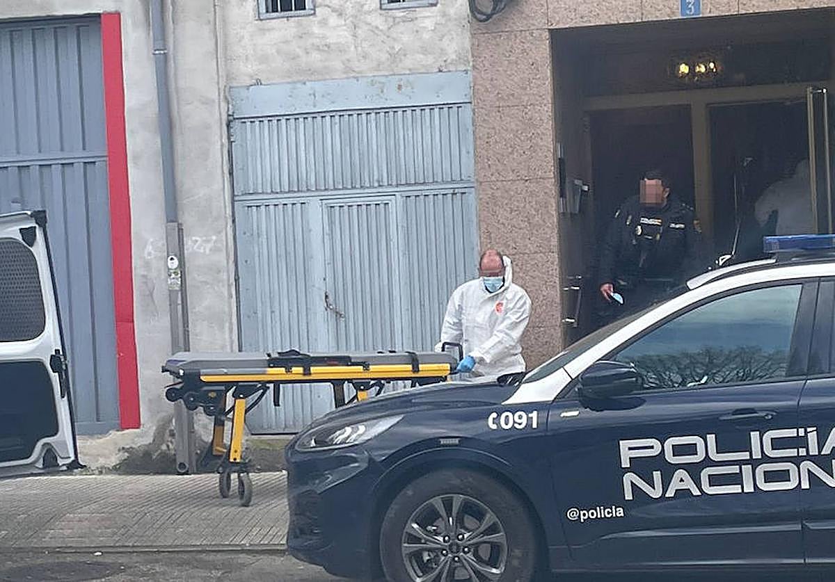 Los servicios funerarios y agentes de la Policía Nacional en el domicilio de El Entrego.