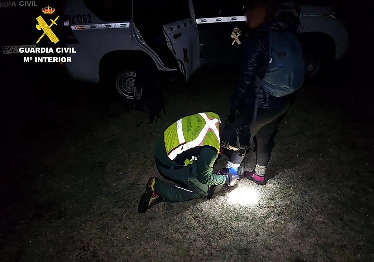 La Guardia Civil atendiendo a la mujer lesionada.