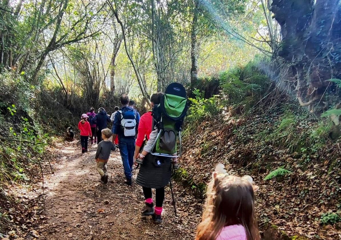 Familias de todo tipo, con niños y niñas a partir de los 4 años de edad y con ganas de disfrutar con actividades programadas de naturaleza: ese es el público al que se dirige el «Rural Camp»