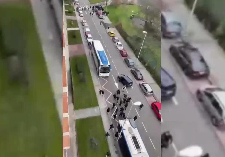 Enfrentamiento entre aficionados del Leganés y el Oviedo antes del partido.