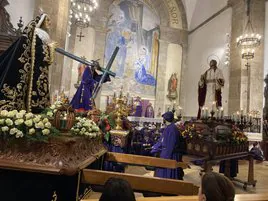 Los cofrades acercan las imágenes de la Dolorosa, el Cristo y San Juan en el interior del templo.