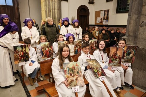 La lluvia ‘encierra’ en la iglesia de Grado los actos de Semana Santa