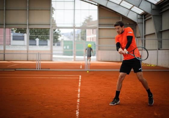 Pablo Carreño, preparad, ayer, para golpear de revés, en el Club Tenis Gijón.