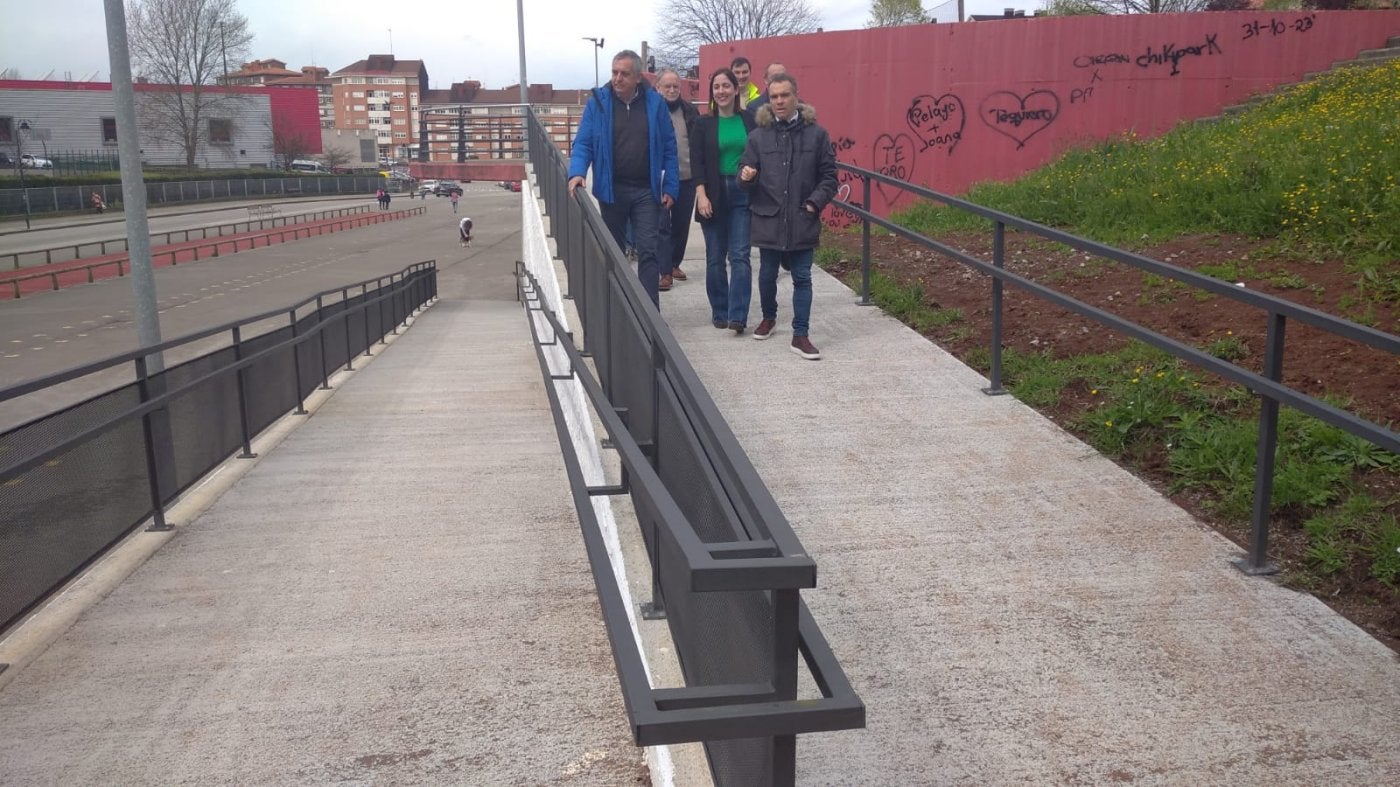 Manuel Calvo visitó la nueva rampa junto a la Corporación.