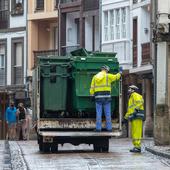 Dos trabajadores del servicio de limpieza en la calle Rivero de Avilés.